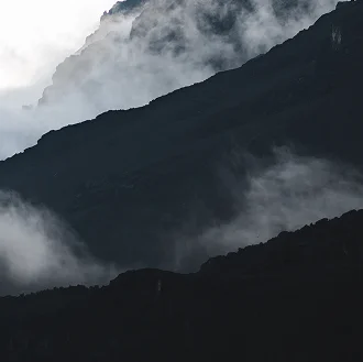 O Kilimanjaro entre nuvens O Kilimanjaro entre nuvens