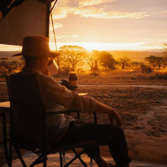 Pôr do sol em um acampamento de safári na Tanzânia Pôr do sol em um acampamento de safári na Tanzânia