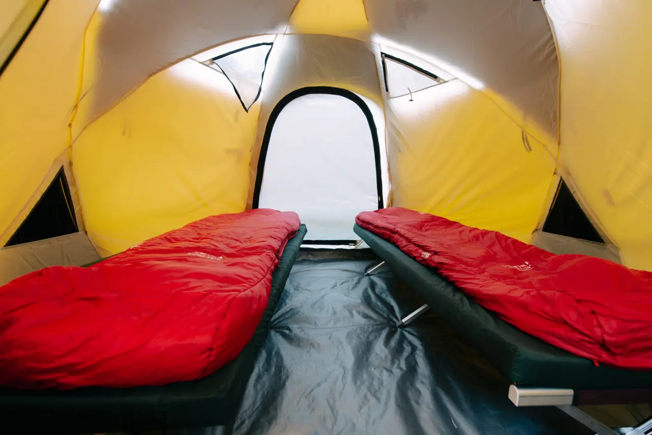 Interior das barracas premium da Altezza Travel com espaço para ficar em pé