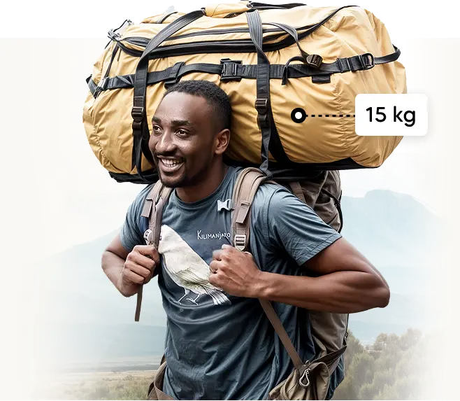 Carregador do Kilimanjaro levando uma duffel bag de expedição de 15 kg Carregador do Kilimanjaro levando uma duffel bag de expedição de 15 kg