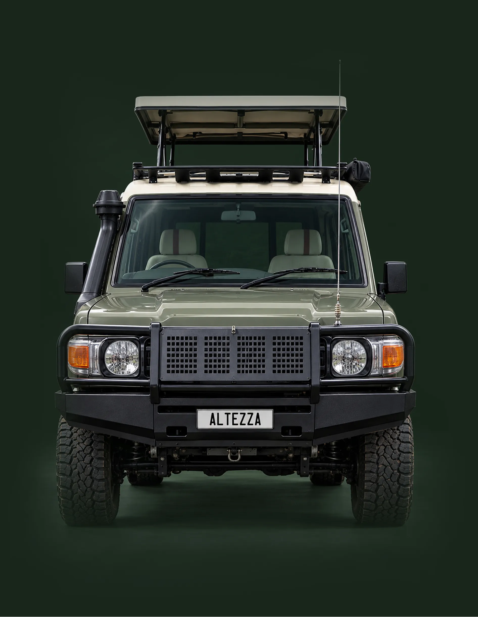 Vista frontal de um Land Cruiser de safári da Altezza com o teto levantado