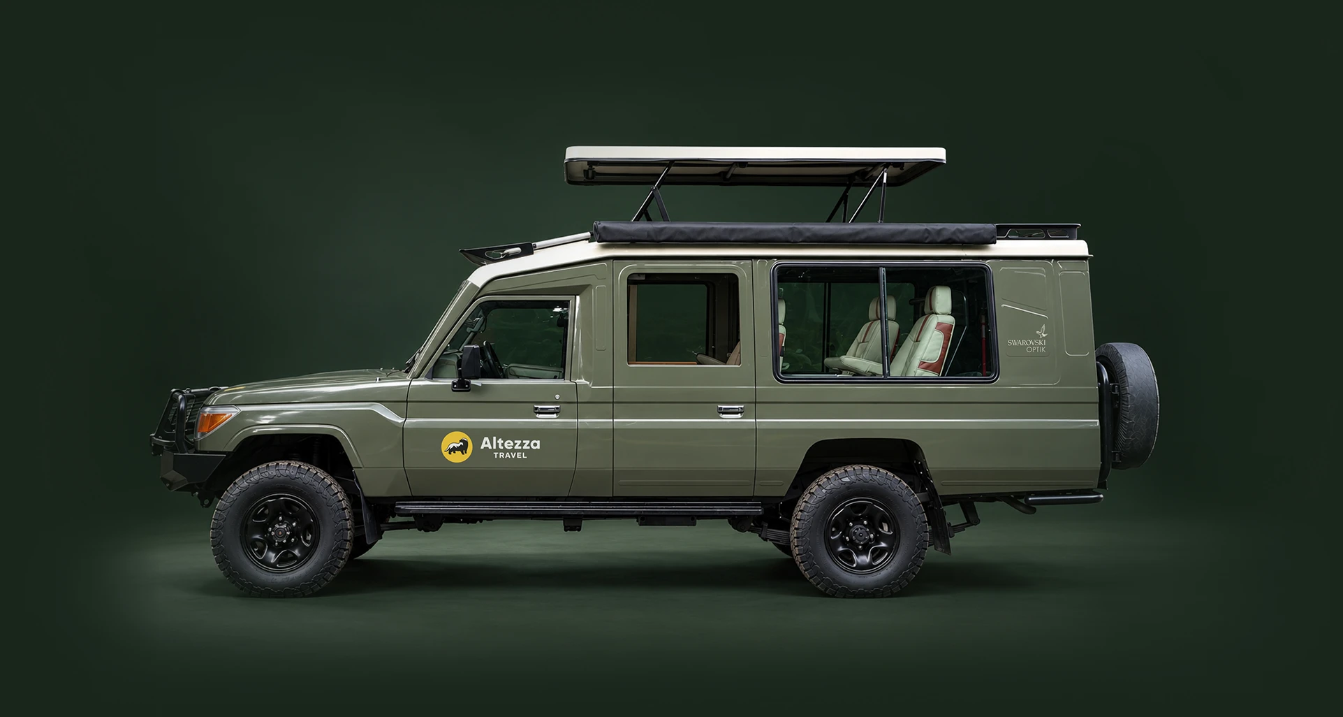 Toyota Land Cruiser da Altezza com o teto panorâmico de safári levantado