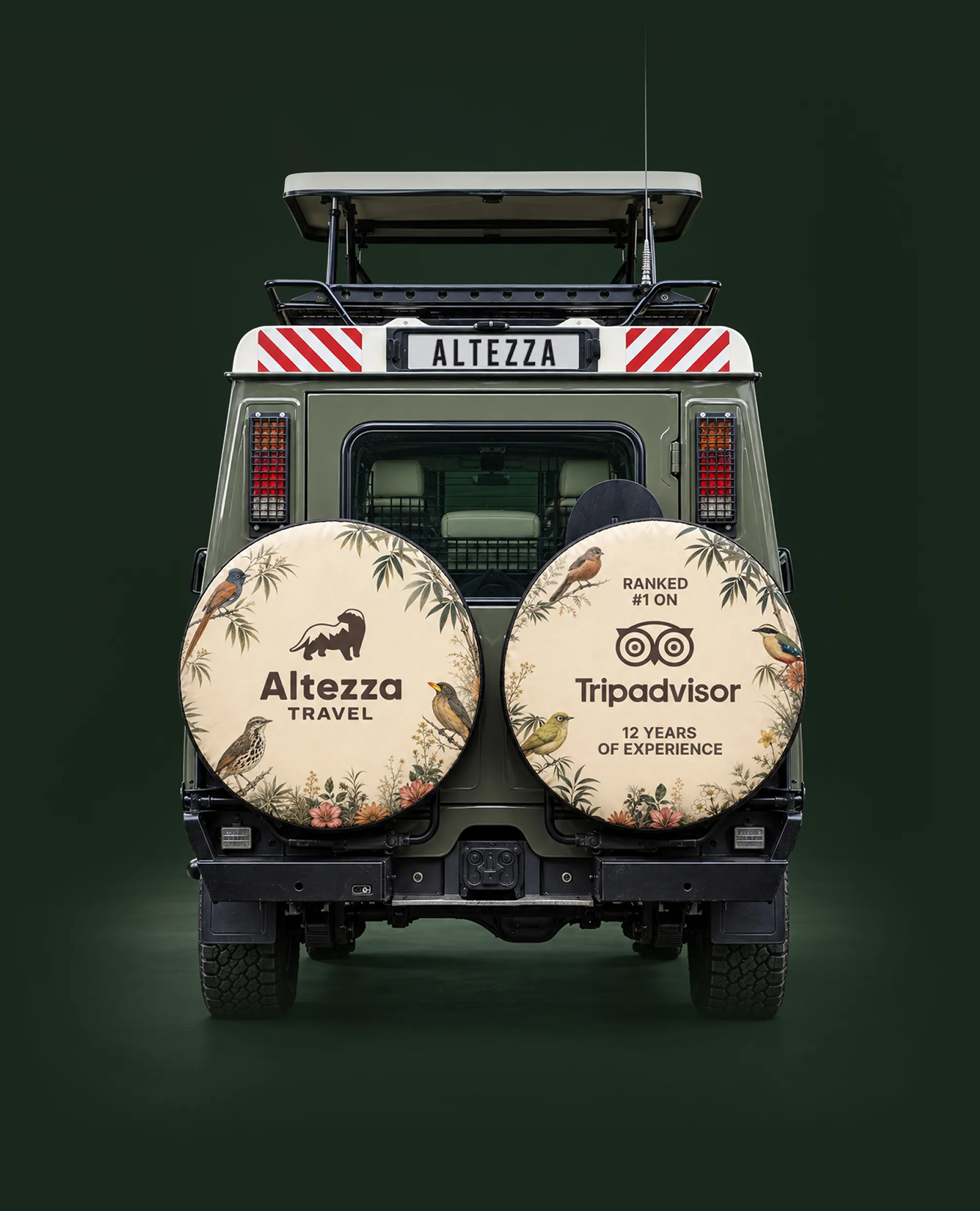 Vista traseira de um Land Cruiser de safári da Altezza com o teto panorâmico levantado