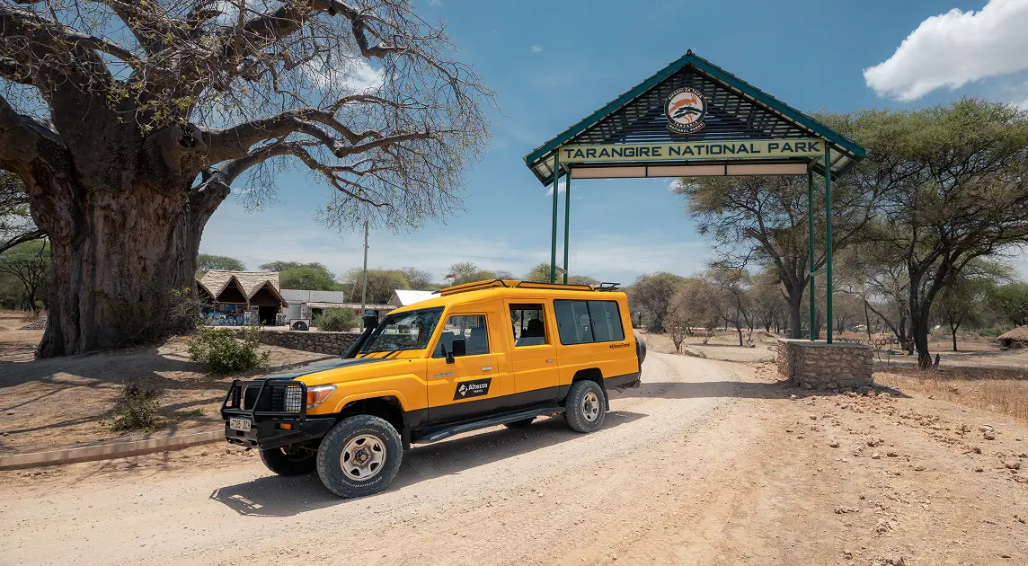 Jipe de safári da Altezza Travel nos portões de entrada do Parque Nacional Tarangire
