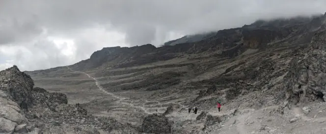 Rota Machame - Dia 4 - Trekking do acampamento Shira à Torre de Lava e descida ao acampamento Barranco